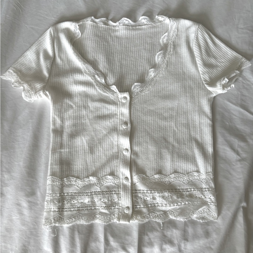 White short sleeve shirt with ruffle detailing